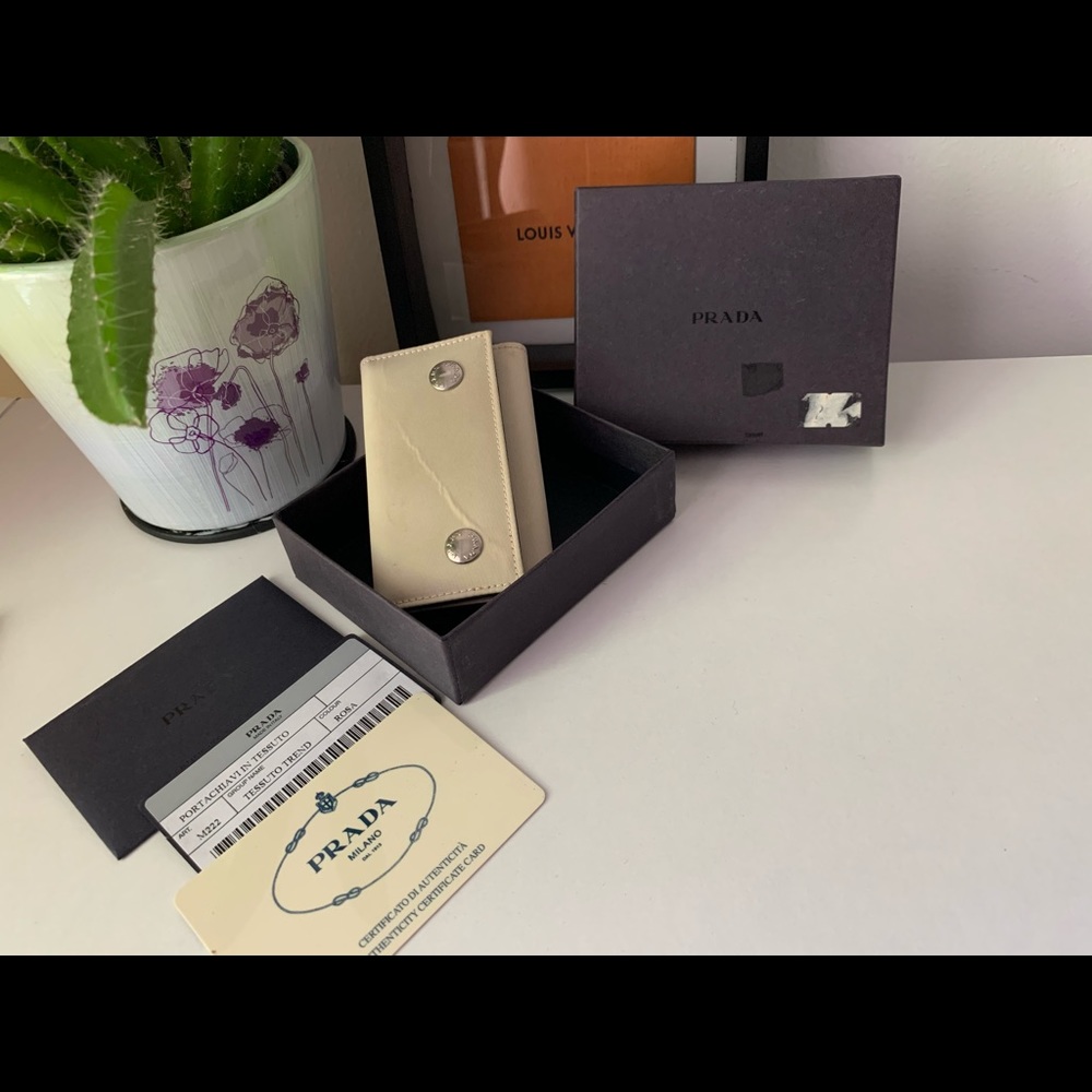 *** Vintage Prada 6 key holder ***